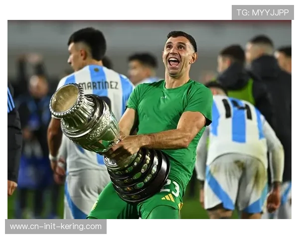 纽卡球迷高唱“我们要进欧冠”，曼城球迷沉默以对