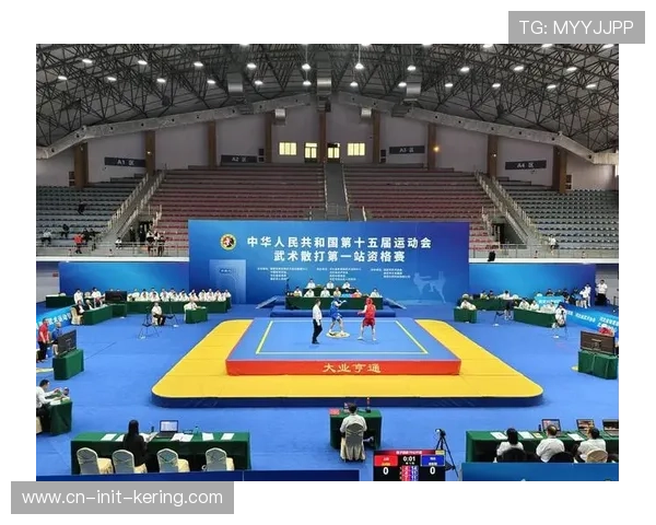 武术散打比赛执行最新版竞赛规则,注重战术配合与时机把握。